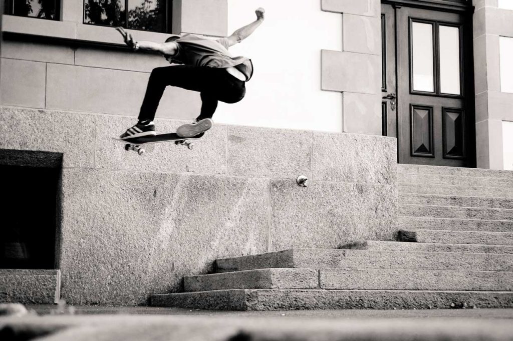 Bilde av skater som hopper ned en trapp, fra bloggtekst om "Barn og unge"